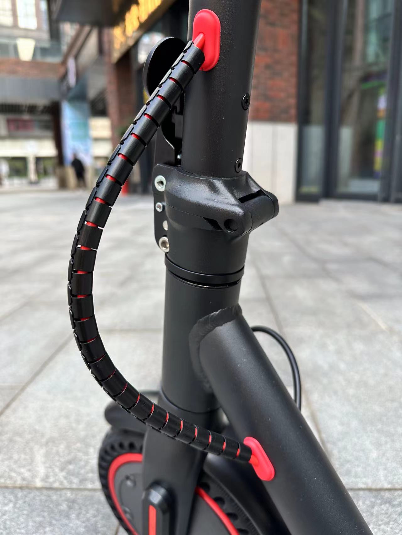 Detalle del manillar del patinete electrico PowerRide Classic con cable rojo de seguridad